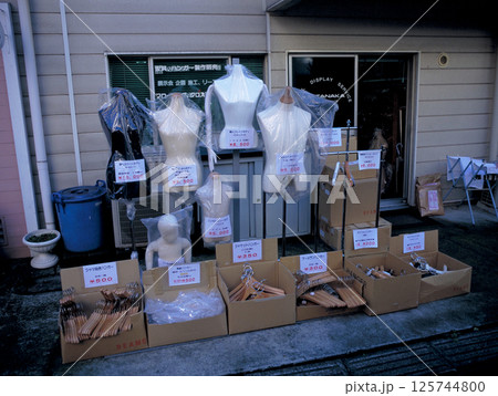 20年以上前の東京の風景 渋谷界隈 人体（トルソー）を売るお店 125744800