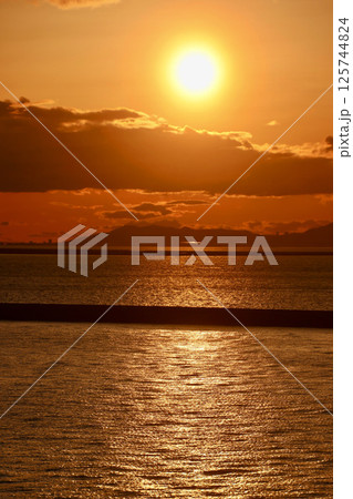 大阪南港・夕日(大阪府・大阪市) 大阪南港・夕日(大阪府・大阪市) 125744824