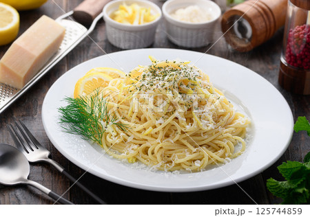 チーズたっぷりのレモンパスタ （ パルミジャーノレッジャーノ ） 125744859