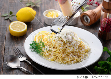 チーズたっぷりのレモンパスタ （ パルミジャーノレッジャーノ ） 125744866