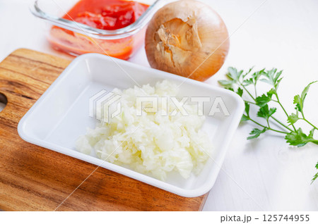 タマネギのみじん切り 125744955