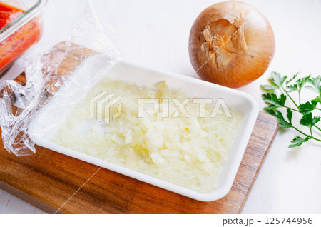 レンチンした玉ねぎのみじん切り レンチンした玉ねぎのみじん切り 125744956