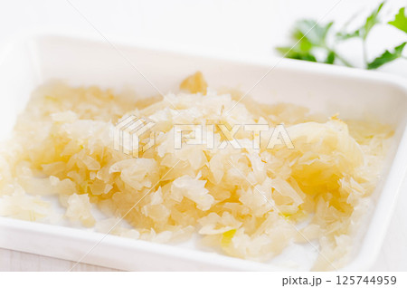 レンチンした玉ねぎのみじん切り レンチンした玉ねぎのみじん切り 125744959