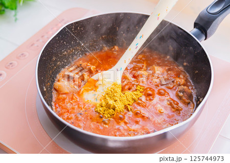 鯖缶でカレー作り 125744973