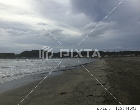 鎌倉＆江ノ島散策2023　潮が引いた遠浅の海岸 125744983