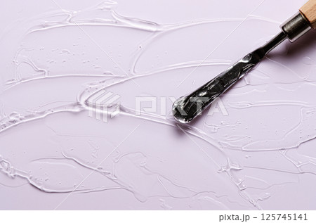 The texture of cosmetic transparent moisturizing gel with palette knife 125745141
