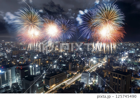 夜景が美しい都会の花火大会。日本の夏祭り 125745490