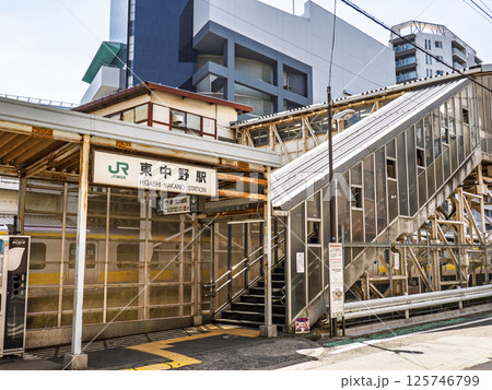 JR東中野駅の駅名表示部 JR東中野駅の駅名表示部 125746799