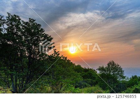 綺麗な夕焼け空と北摂の山並みへ沈んで行く夕日　大阪府八尾市十三峠駐車場にて① 125746855