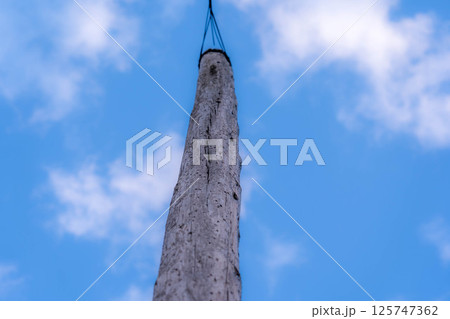 春の空と木製の電柱と 春の空と木製の電柱と 125747362