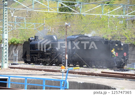 転車台に乗る蒸気機関車 125747365