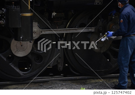 発車に備え給水作業中の蒸気機関車 発車に備え給水作業中の蒸気機関車 125747402