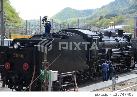 発車に備え給水作業中の蒸気機関車 125747405