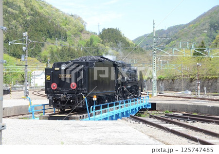 転車台に乗る蒸気機関車 125747485