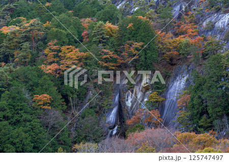 紅葉に彩られた昇仙峡の雄大な崖風景 渓谷の岩肌と紅葉が織りなす晩秋の美しさ 紅葉に彩られた昇仙峡の雄大な崖風景 渓谷の岩肌と紅葉が織りなす晩秋の美しさ 125747497