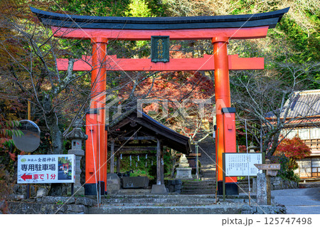 金櫻神社の大鳥居と手水舎を望む参道入口 125747498
