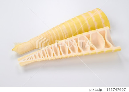 注意）未加熱・未調理の、皮を剥いた状態の、生の採れたて筍、たけのこ、タケノコ、竹の子の中身。 125747697