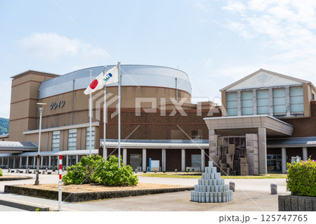 春の爽やかな青空と白山市鶴来総合文化会館クレインの外観｜文化ホール｜石川県白山市 125747765