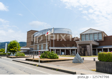 春の爽やかな青空と白山市鶴来総合文化会館クレインの外観|文化ホール|石川県白山市 春の爽やかな青空と白山市鶴来総合文化会館クレインの外観|文化ホール|石川県白山市 125747766