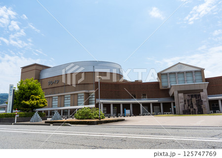 春の爽やかな青空と白山市鶴来総合文化会館クレインの外観|文化ホール|石川県白山市 春の爽やかな青空と白山市鶴来総合文化会館クレインの外観|文化ホール|石川県白山市 125747769