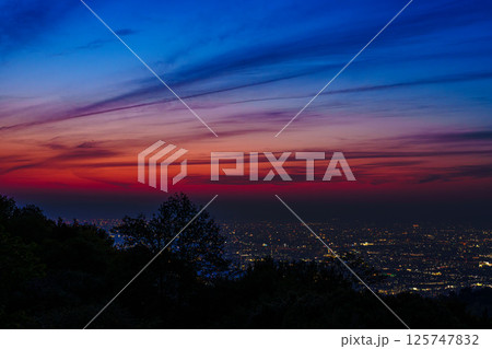 灯りが灯り始めた大阪の街と美しい夕焼け空のハーモニー　十三峠駐車場にて 125747832