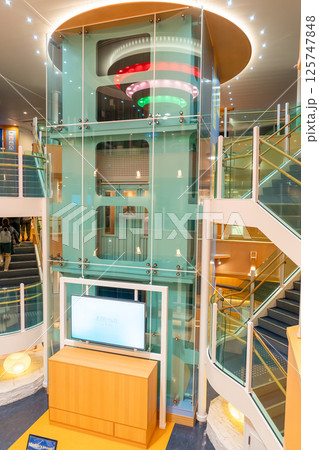 北九州市新門司港から神戸行きフェリーせっつの船内のロビー 125747848