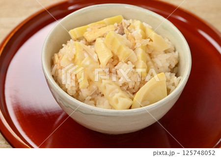 たけのこご飯、筍ごはん、タケノコ御飯、炊き込みご飯、和食、鶏肉入り、春の料理。 たけのこご飯、筍ごはん、タケノコ御飯、炊き込みご飯、和食、鶏肉入り、春の料理。 125748052