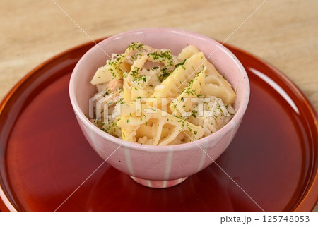 たけのこご飯、筍ごはん、タケノコ御飯、炊き込みご飯、和食、鶏肉入り、春の料理。 125748053