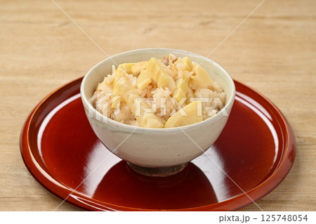 たけのこご飯、筍ごはん、タケノコ御飯、炊き込みご飯、和食、鶏肉入り、春の料理。 125748054