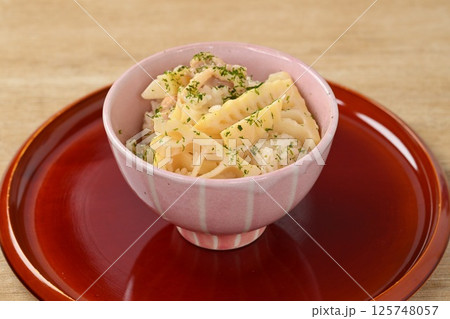 たけのこご飯、筍ごはん、タケノコ御飯、炊き込みご飯、和食、鶏肉入り、春の料理。 125748057