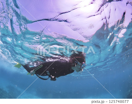 石垣島の青い海でシュノーケルを楽しむ女性 125748077