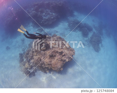 石垣島の青い海でシュノーケルを楽しむ女性 石垣島の青い海でシュノーケルを楽しむ女性 125748084