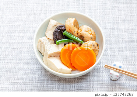 高野豆腐とガンモドキ、野菜のヘルシーな煮物 125748268