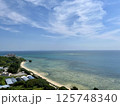 沖縄の美しい海と白砂のビーチを見下ろす風景 125748340