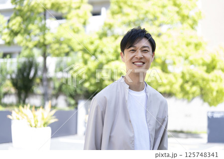 カメラ目線で笑顔の40代前半の男性 125748341