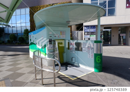 八王子駅南口の地下タワー式駐輪場の入出庫ブース 八王子駅南口の地下タワー式駐輪場の入出庫ブース 125748389