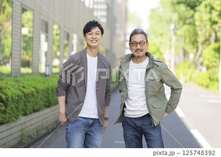 カメラ目線で笑顔の40代と50代の男性 カメラ目線で笑顔の40代と50代の男性 125748392