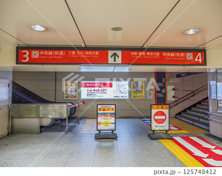 土日祝日は快速電車が通過するJR高円寺駅　快速ホーム入口に設置されたバリケード 125748412