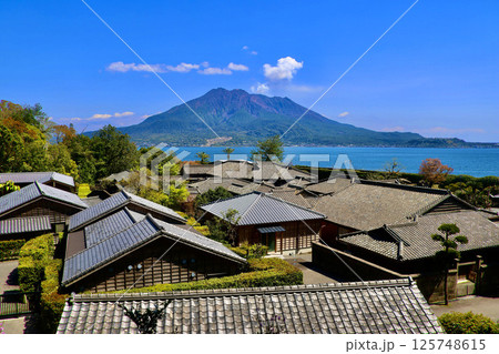 仙巌園・御殿と桜島(鹿児島県・鹿児島市) 仙巌園・御殿と桜島(鹿児島県・鹿児島市) 125748615