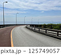 海へと続くカーブ道路と青空の風景 125749057