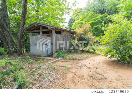 今熊山の山頂付近の公衆便所(東京都八王子市) 今熊山の山頂付近の公衆便所(東京都八王子市) 125749639