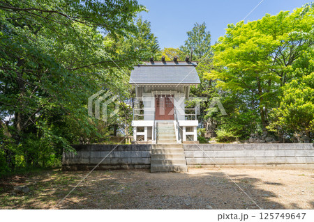 今熊山の山頂にある今熊神社奥宮（東京都八王子市） 125749647