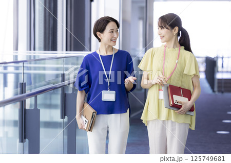 ビジネス 廊下を歩く女性 撮影協力:スカパー東京メディアセンター ビジネス 廊下を歩く女性 撮影協力:スカパー東京メディアセンター 125749681