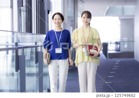 ビジネス　廊下を歩く女性　　撮影協力：スカパー東京メディアセンター 125749682