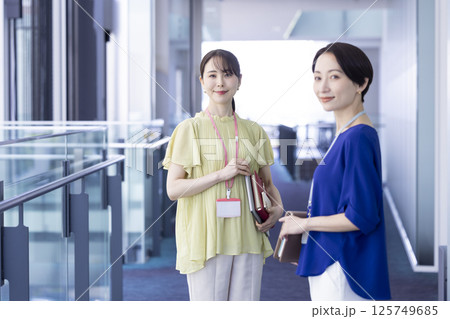 ビジネス　廊下を歩く女性　　撮影協力：スカパー東京メディアセンター 125749685