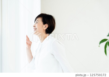 窓辺に立つシニア女性 125750172