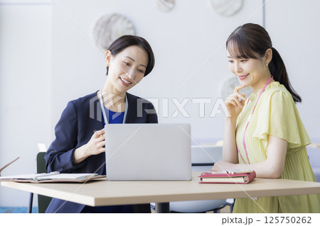 ビジネス　打合せをする女性　撮影協力：スカパー東京メディアセンター 125750262