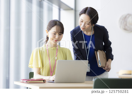 ビジネス 打合せをする女性 撮影協力:スカパー東京メディアセンター ビジネス 打合せをする女性 撮影協力:スカパー東京メディアセンター 125750281