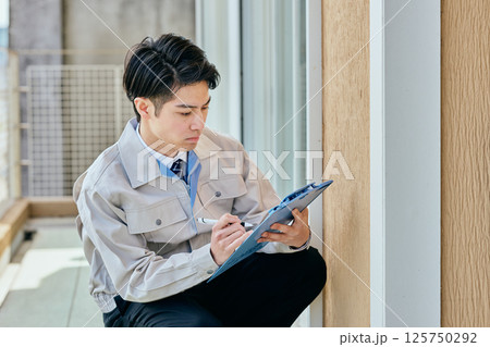 チェックする20代の若い男性 チェックする20代の若い男性 125750292