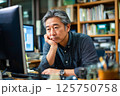 パソコンに向かって考えるミドル男性 125750758